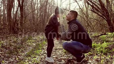 美丽的小女孩和他的父亲一起在阳光明媚的日子里享受大自然。 可爱的孩子在森林里玩耍和徒步旅行，EA。